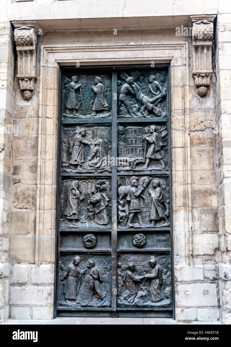 Paris, Frankreich. Bronze-Tor funktioniert durch die italienischen Meister Tommaso Dzhismondy in der Kirche St. Peter in Montmartre. Stockfoto