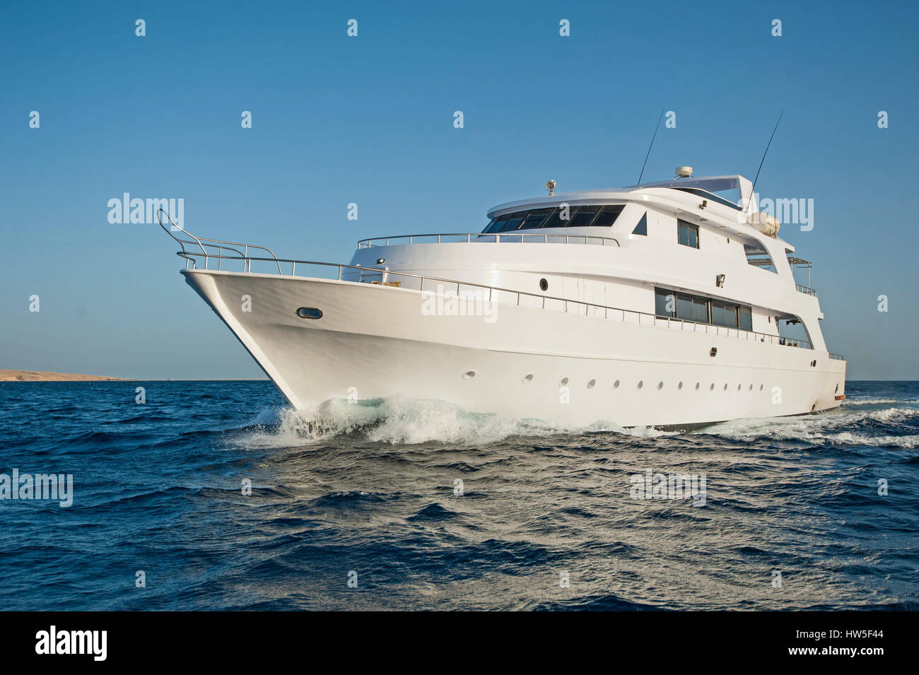 Große private Luxury Motor yacht Boot unterwegs, Segeln auf See Stockfoto