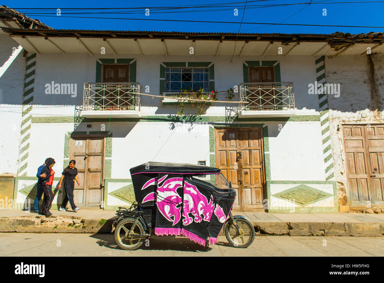TukTuk-Taxi und kolonialen Gebäude in der Stadt Celendin, Celendin Provinz, Peru, Südamerika Stockfoto TukTuk-Taxi und kolonialen Gebäude in der Stadt Celendin, Celendin Provinz, Peru, Südamerika Stockfoto