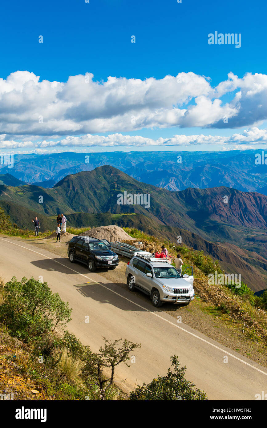 Zwei Toyota Landcruiser stehen an der Straßenkreuzung der Kordilleren (Cordillera Central), Provinz von Amazonas, Peru, Südamerika Stockfoto Zwei Toyota Landcruiser stehen an der Straßenkreuzung der Kordilleren (Cordillera Central), Provinz von Amazonas, Peru, Südamerika Stockfoto