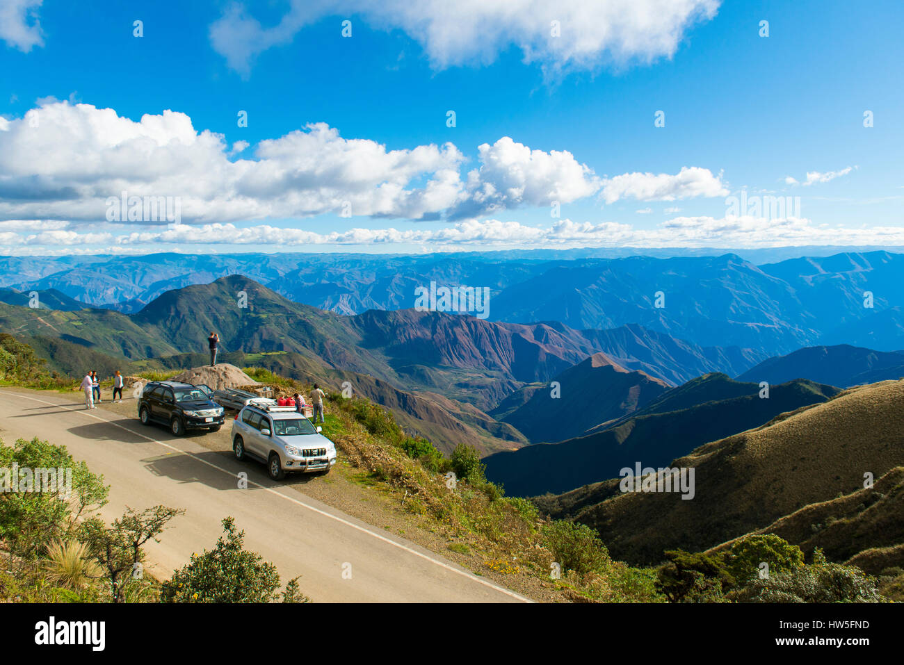 Zwei Toyota Landcruiser stehen an der Straßenkreuzung der Kordilleren (Cordillera Central), Provinz von Amazonas, Peru, Südamerika Stockfoto Zwei Toyota Landcruiser stehen an der Straßenkreuzung der Kordilleren (Cordillera Central), Provinz von Amazonas, Peru, Südamerika Stockfoto