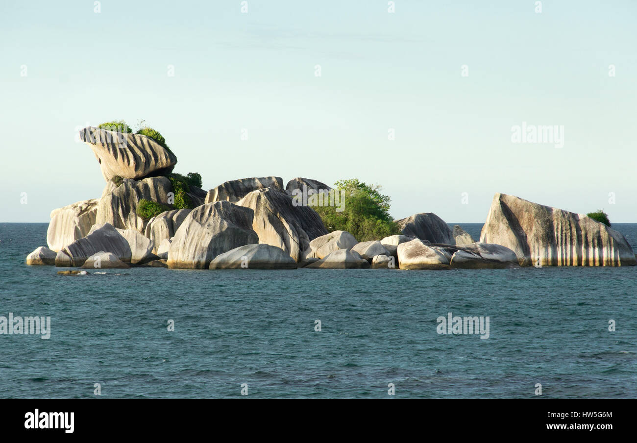Naturgranit Felsformation auf See am Nachmittag Belitung Island Indonesien. Stockfoto