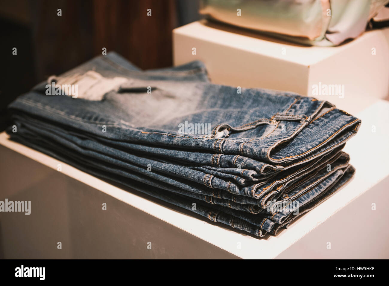 Jeans im Ladengeschäft Stockfoto