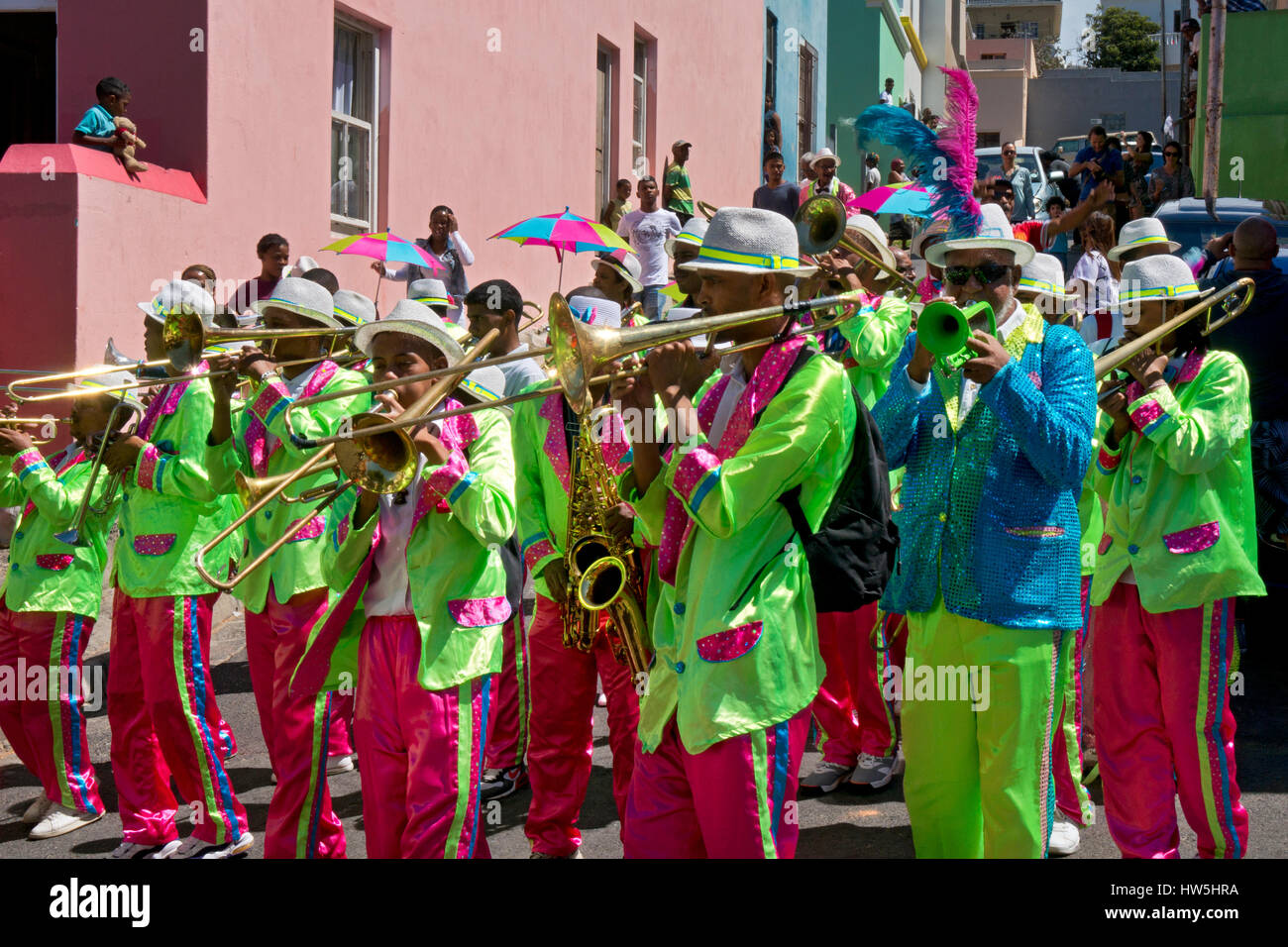 Streetparade-Festival mit Musik-Band von Spielleuten und Tänzern im Karneval Atmosphäre, Bo-Kapp, malaiische Viertel, Cape Town, Südafrika Stockfoto
