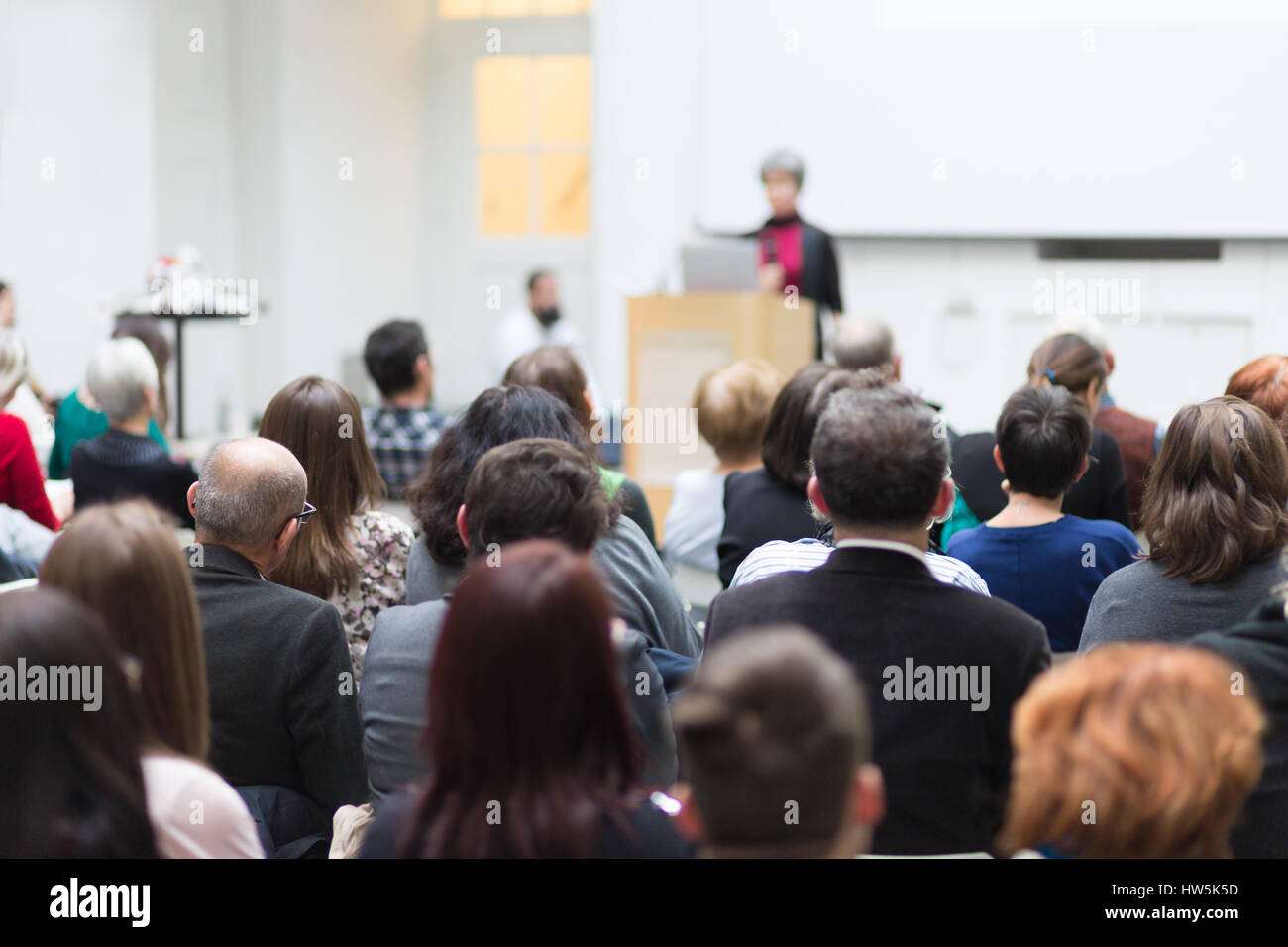 Frau hält Vortrag über Business-Konferenz. Stockfoto