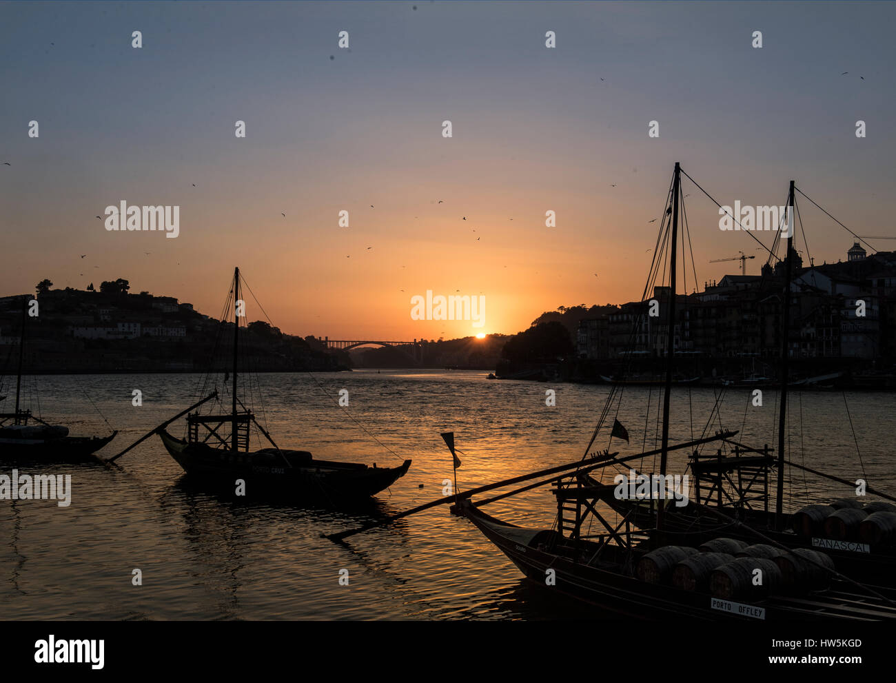 Sonnenuntergang am Hafen Portugal Douro-Fluss Stockfoto