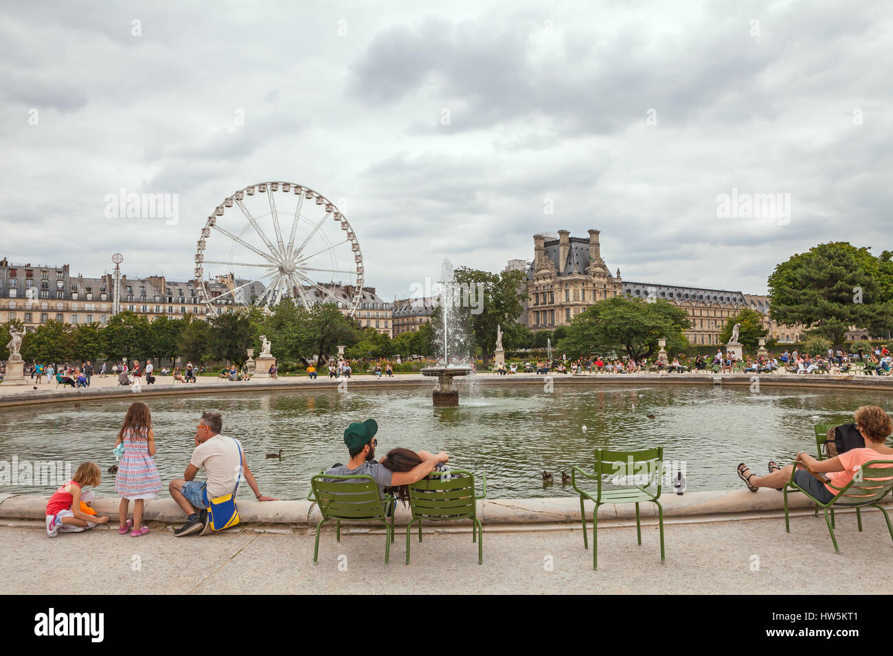 PARIS - 15. Juli 2014: Berühmte Tuilerien-Garten (Jardin des Tuileries). Schönsten und beliebtesten Grünanlage befindet sich zwischen dem Louvre Museum und die P Stockfoto