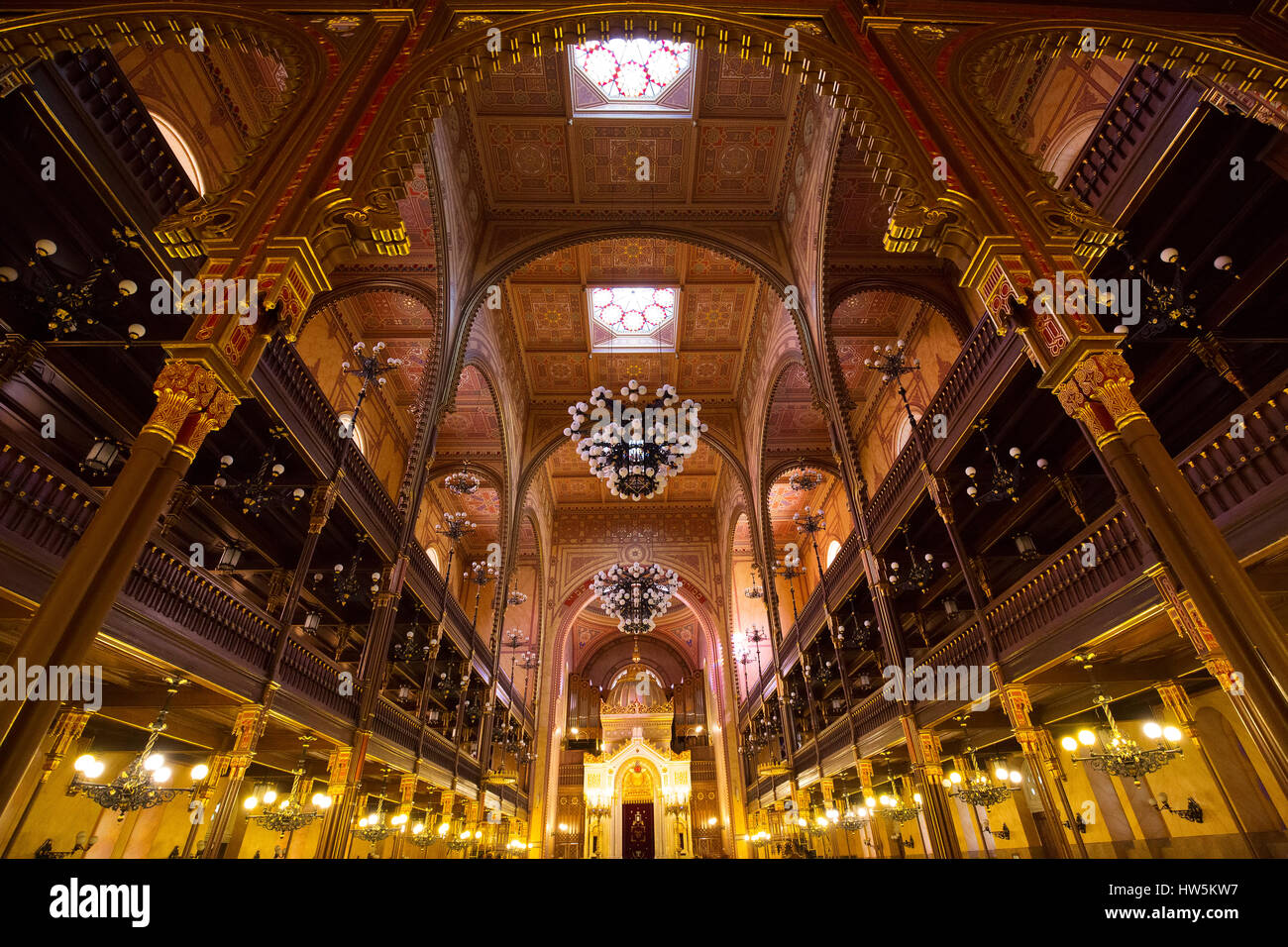 Innenraum der Dohány Straße oder große jüdische Synagoge Nagy Zsinagóga. Die zweite größte Synagoge der Welt, im maurischen Stil erbaut. Buda Stockfoto