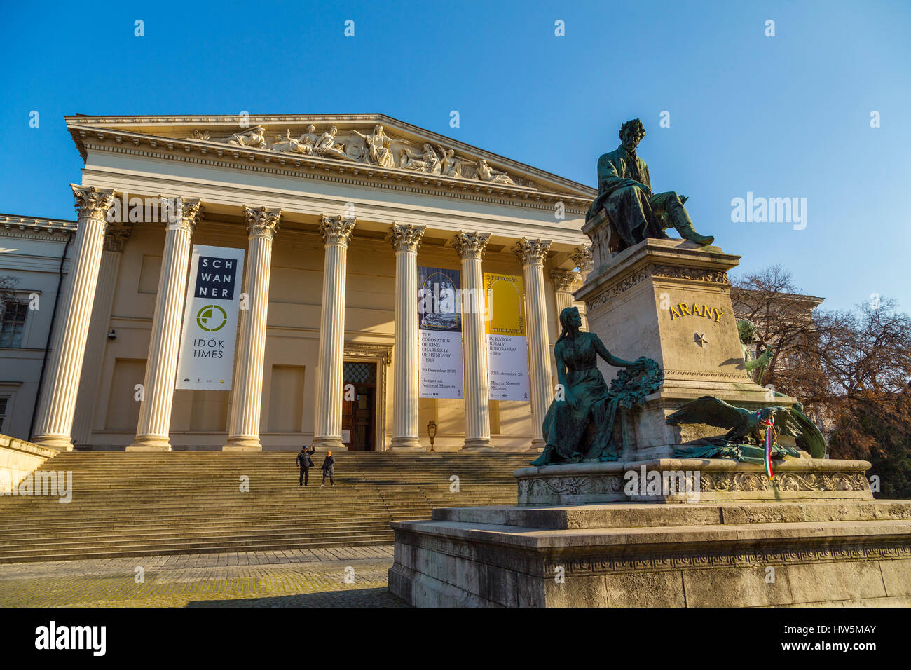 Denkmal des Dichters Janos Arany und National Museum. Budapest Ungarn, Südosteuropa Stockfoto
