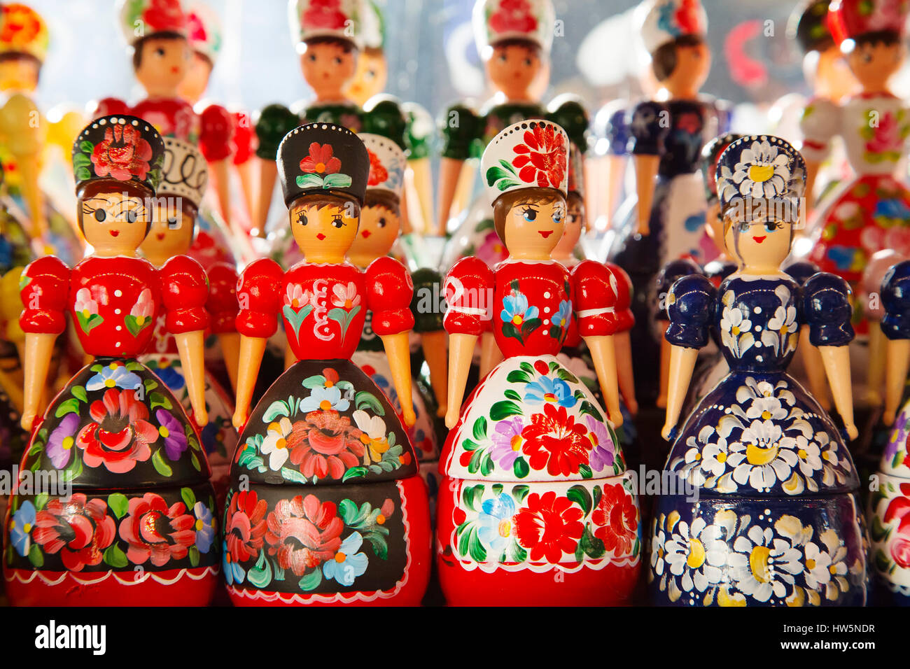 Puppen in Folklore und traditionellen Kleidern in einem Souvenirshop. Zentralmarkt Nagycsarnok. Budapest Ungarn, Südost-Europa Stockfoto