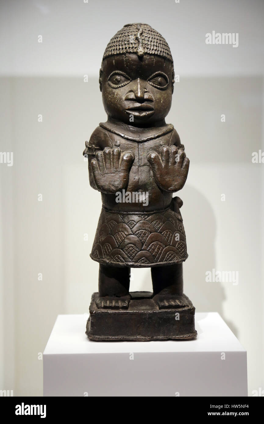 Benin Reich. Süd-Nigeria. Benin-Stadt, Edo. Figur mit ihren Palmen angehoben. 1550-1700. Museum der Weltkulturen. Barcelona Stockfoto