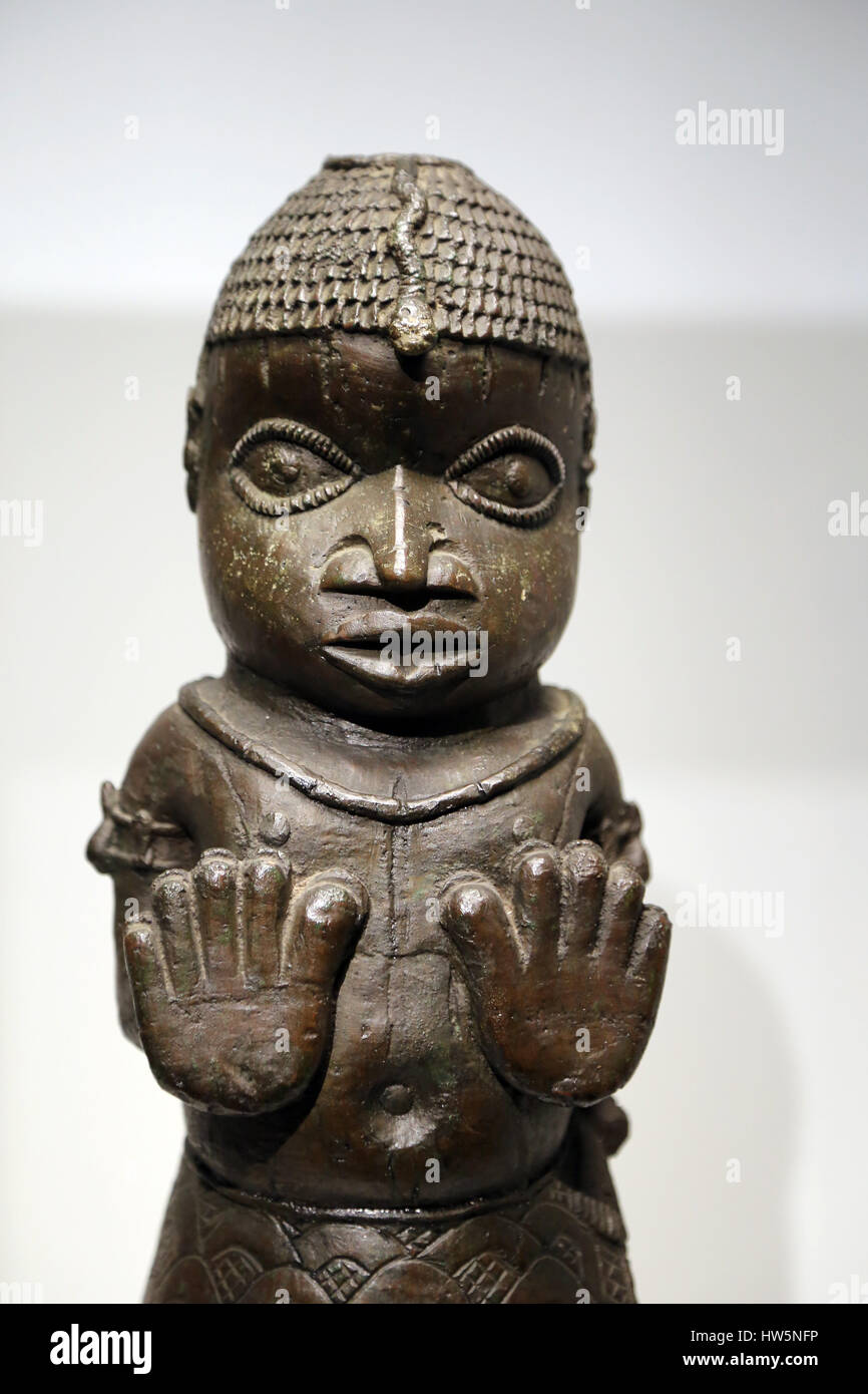 Benin Reich. Süd-Nigeria. Benin-Stadt, Edo. Figur mit ihren Palmen angehoben. 1550-1700. Detail. Museum der Kulturen der Welt. Barcelona Stockfoto