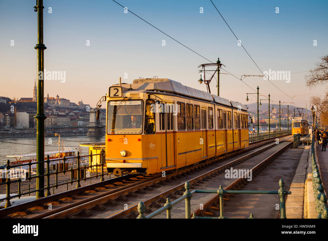 Straßenbahn Linie Nummer 2 auf der Donau und die Kettenbrücke. Budapest Ungarn, Südost-Europa Stockfoto