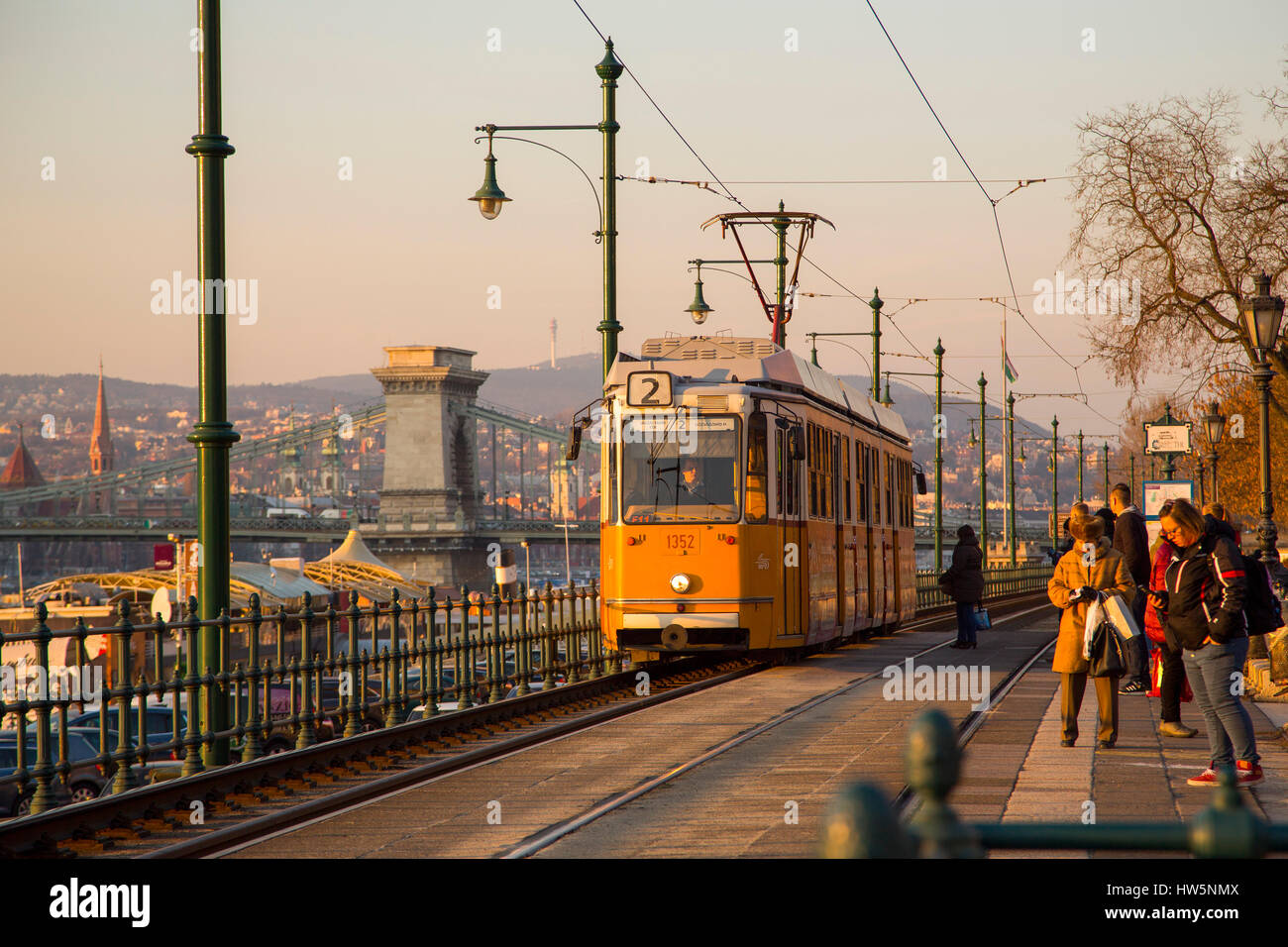 Straßenbahn Linie Nummer 2 auf der Donau und die Kettenbrücke. Budapest Ungarn, Südost-Europa Stockfoto
