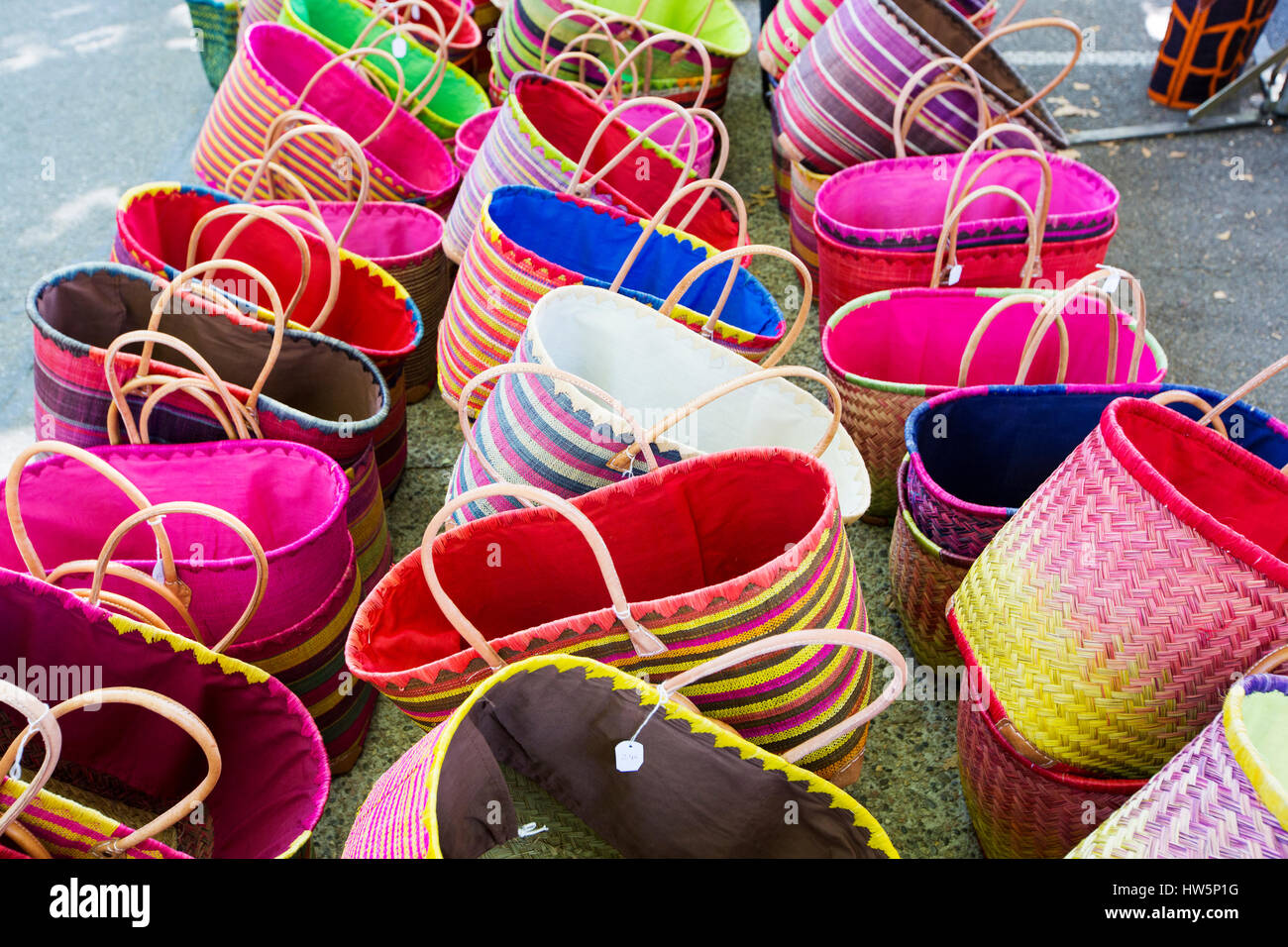 Geflochtene Körbe zum Verkauf an einem traditionellen französischen Markt in Lourmarin, im Luberon, Provence, Frankreich. Stockfoto