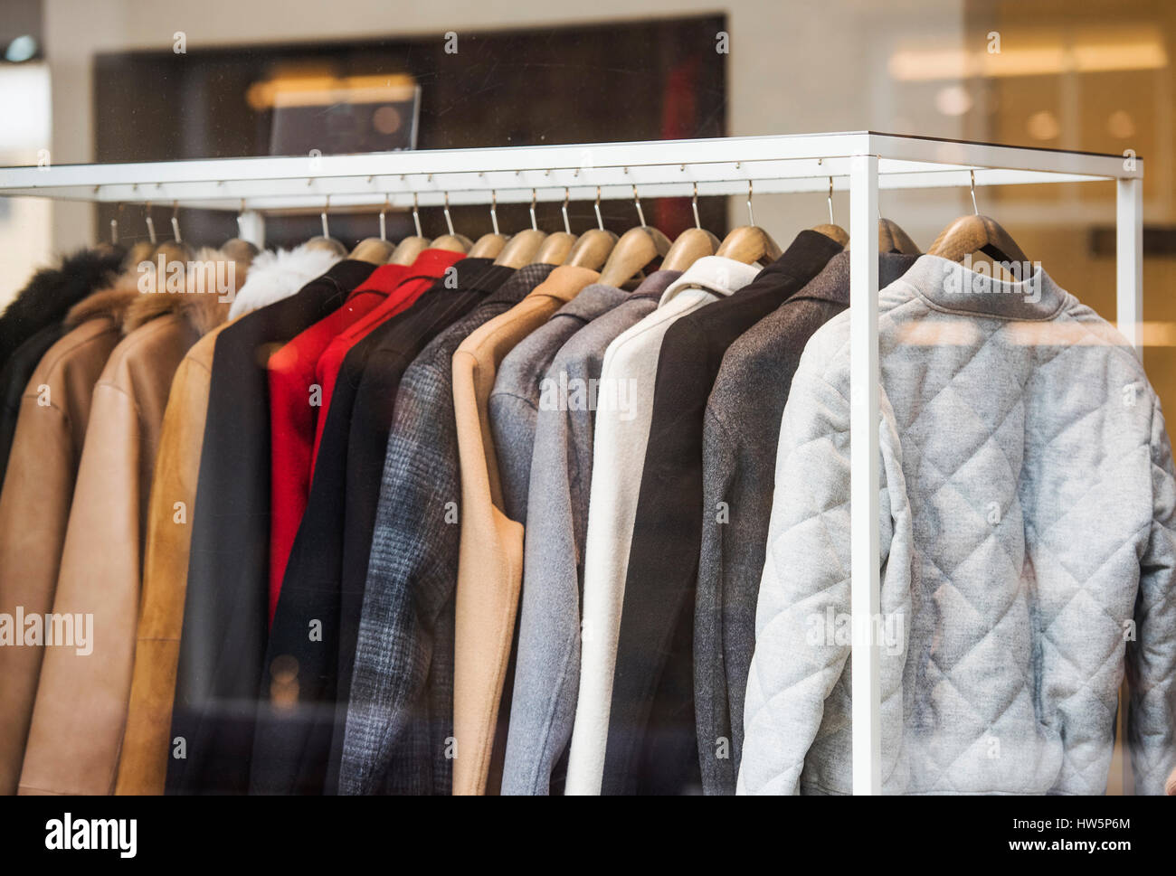 Damenbekleidung in eine Modeboutique. Stockfoto