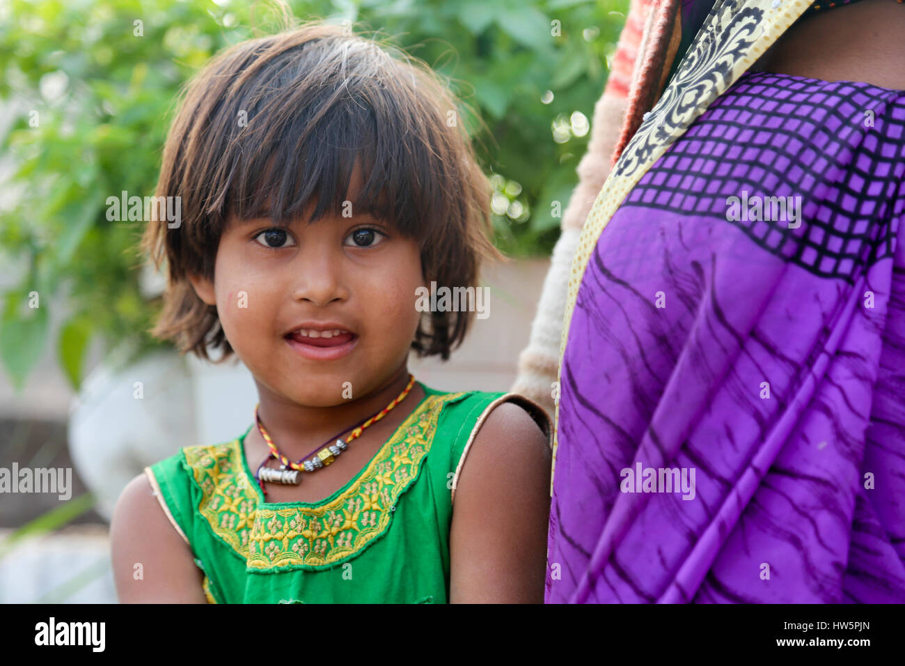 indisches Kind in Pose, Khajuraho, Indien Stockfoto