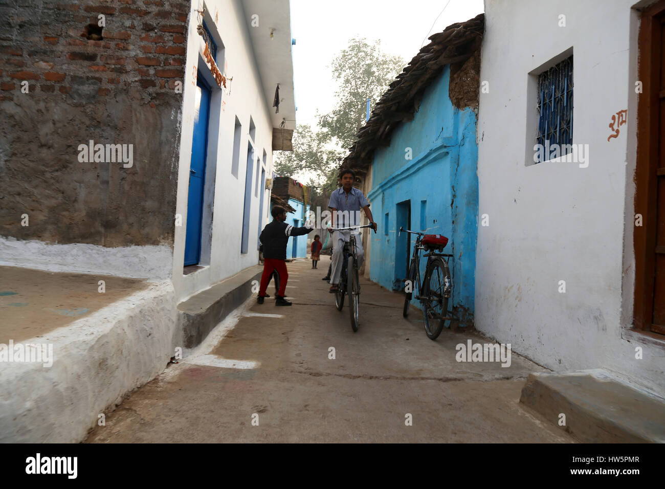 Inder, Radfahren in der Stadt Khajuraho, Indien Stockfoto