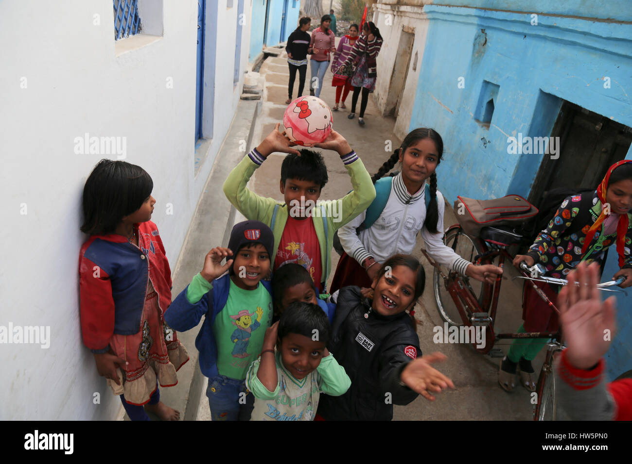 Gruppe von indischen Kindern vor der Kamera, Khajuraho, Indien Stockfoto