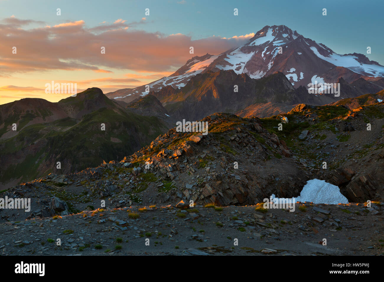 Glacier Peak erhebt sich über andere Berge in der North Cascade Range von Washington bei Sonnenuntergang. USA Stockfoto