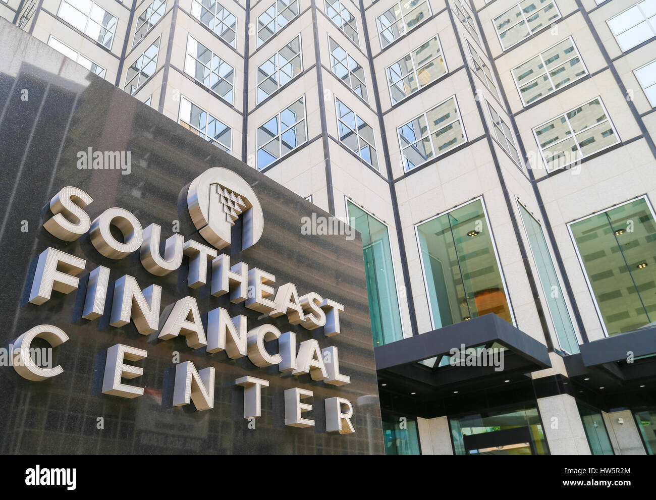 Miami, USA - 20. Mai 2016: Büro Hochhaus Southeast Financial Center mit Typenschild davor in der Innenstadt. Stockfoto