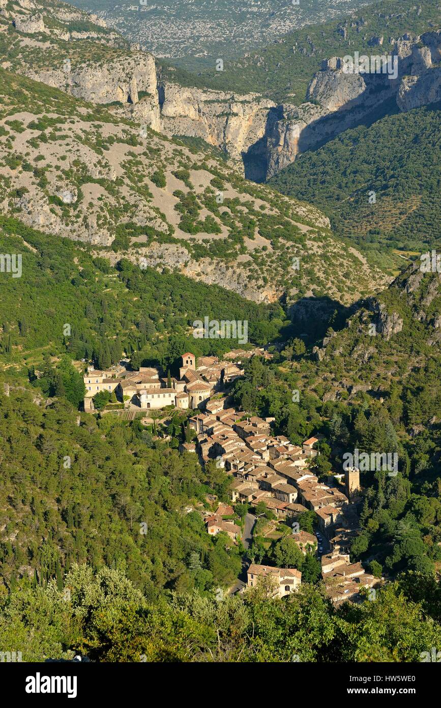 Frankreich, Herault, der Causses und der Cevennen, mediterranen Agro pastorale Kulturlandschaft, als Weltkulturerbe von der UNESCO, Saint Guilhem Le Desert, beschriftet Les Plus beaux villages de France (Schönste Dörfer Frankreichs), das Tal von gellone und das Dorf in den Höhlen der die Berge der Infernet Stockfoto