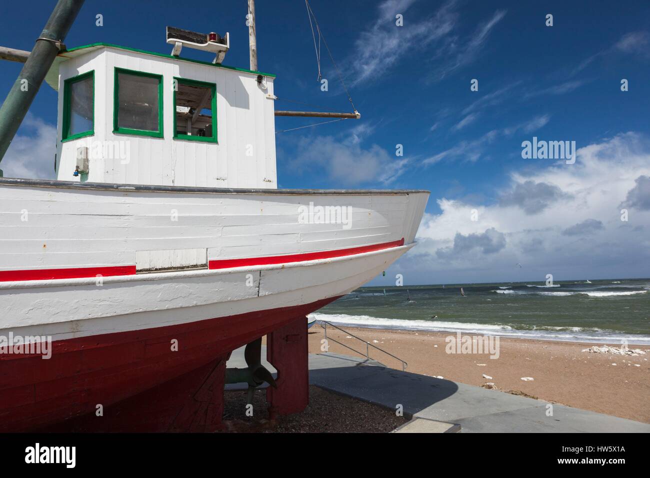 Dänemark, Jütland, Klitmøller, Windsurfen Hauptstadt von Dänemark, Wasser und Boote Stockfoto