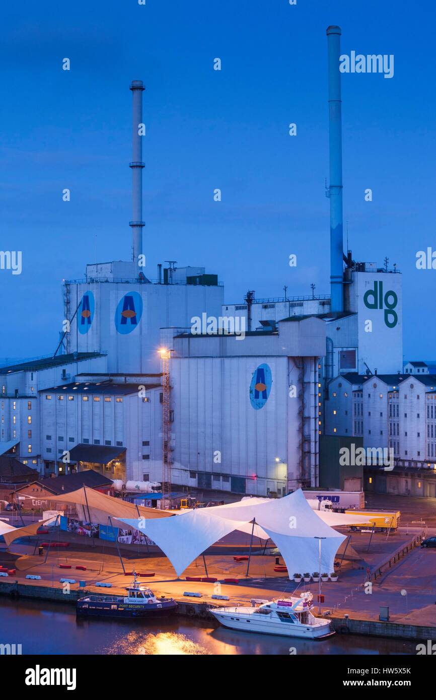 Dänemark, Jütland, Aarhus, erhöhte Stadtansicht in Richtung Hafen, am Abend Stockfoto