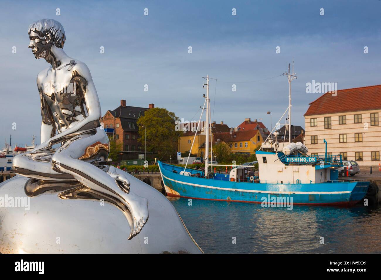 Dänemark, Seeland, Helsingor, Uferpromenade mit Sulpture Han von Elmgreen & Draagset Stockfoto