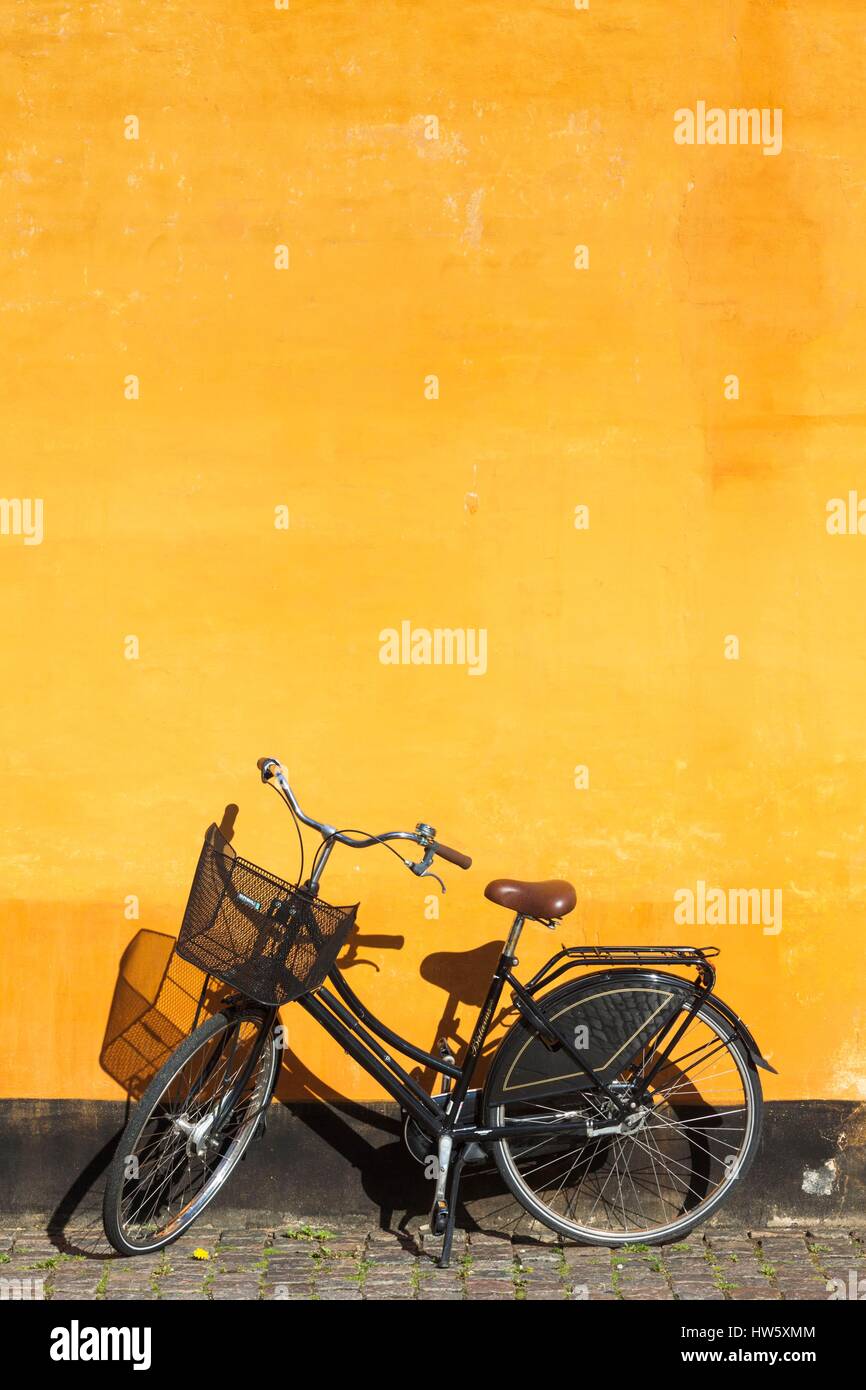 Dänemark, Seeland, Kopenhagen, gelbe Gebäude ausführlich mit dem Fahrrad Stockfoto