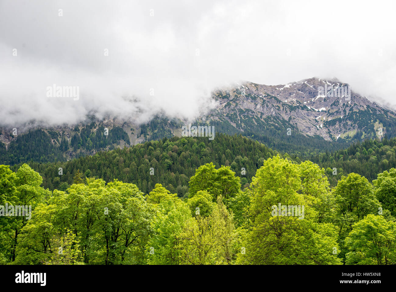 Majestätische Nebel und Wolken in den Alpen. Bayern, Deutschland. Stockfoto
