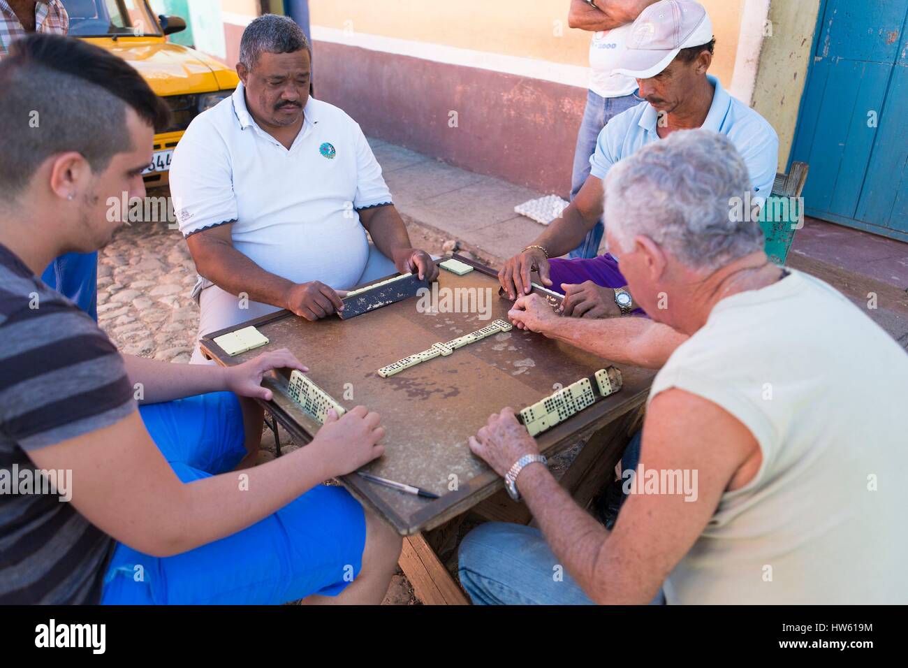 Kuba, Provinz Sancti Spiritus, Trinidad de Cuba Weltkulturerbe von UNESCO, Domino Player und Kolonialhaus im Hintergrund Stockfoto