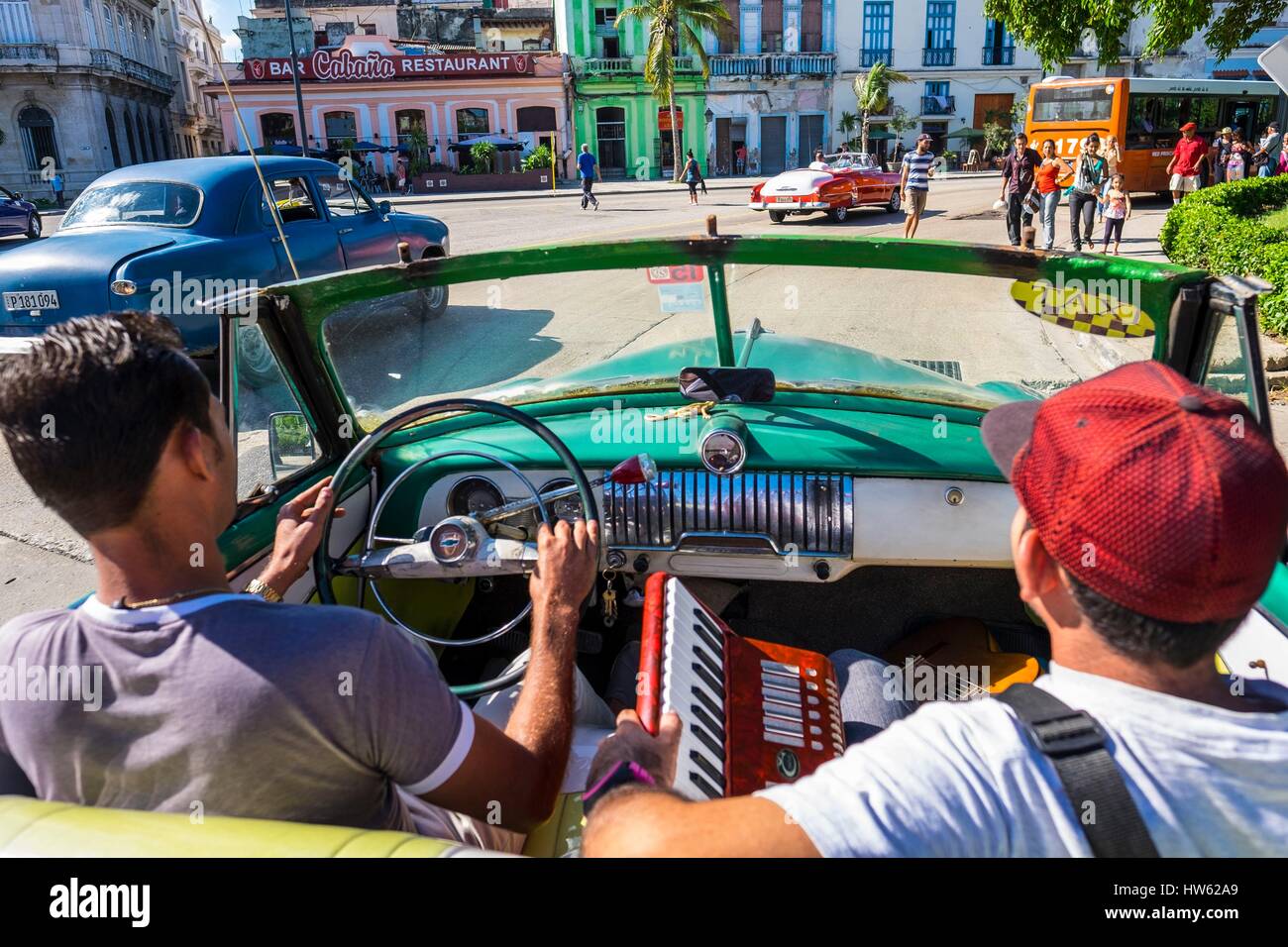 Kuba, Havanna, La Habana Vieja Bezirk Weltkulturerbe der UNESCO, Musiker in einem alten amerikanischen Auto Stockfoto