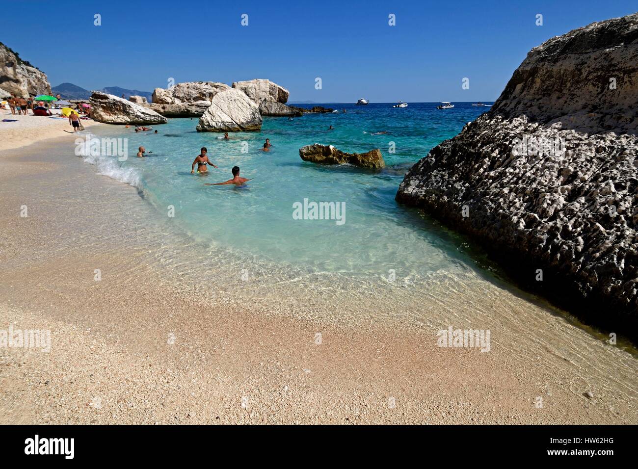 Italien, Sardinien, Tyrrhenischen Meer, Golf von Orosei, Nationalpark Gennargentu, wilden Bucht und weißer Sandstrand, Touristen am Strand Stockfoto