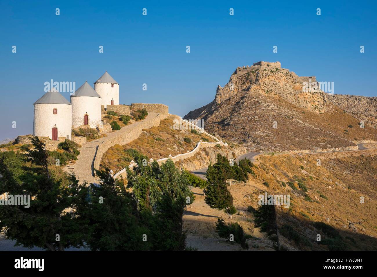 Griechenland, Dodekanes Inselgruppe, Leros Insel, Pandeli kleinen Fischereihafen von restaurierten Windmühlen und der byzantinischen Festung dominiert Stockfoto