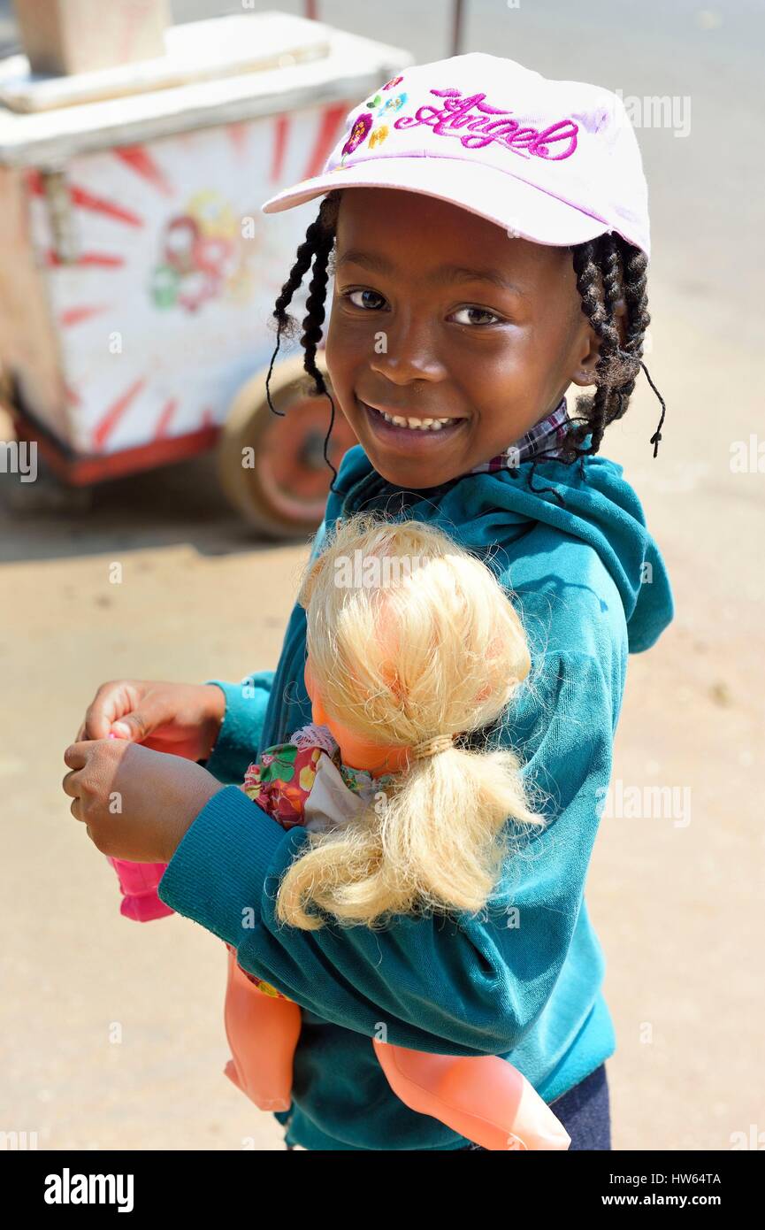 Simbabwe, Harare, kleine schwarze Mädchen und ihre weiße Puppe Stockfoto