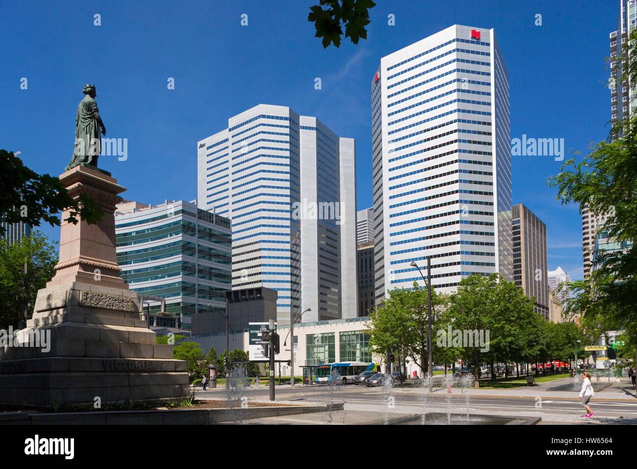 Provinz Kanada Quebec Montreal International Viertel Victoria Square Statue der Königin Bell und Nationalbank moderne Stockfoto