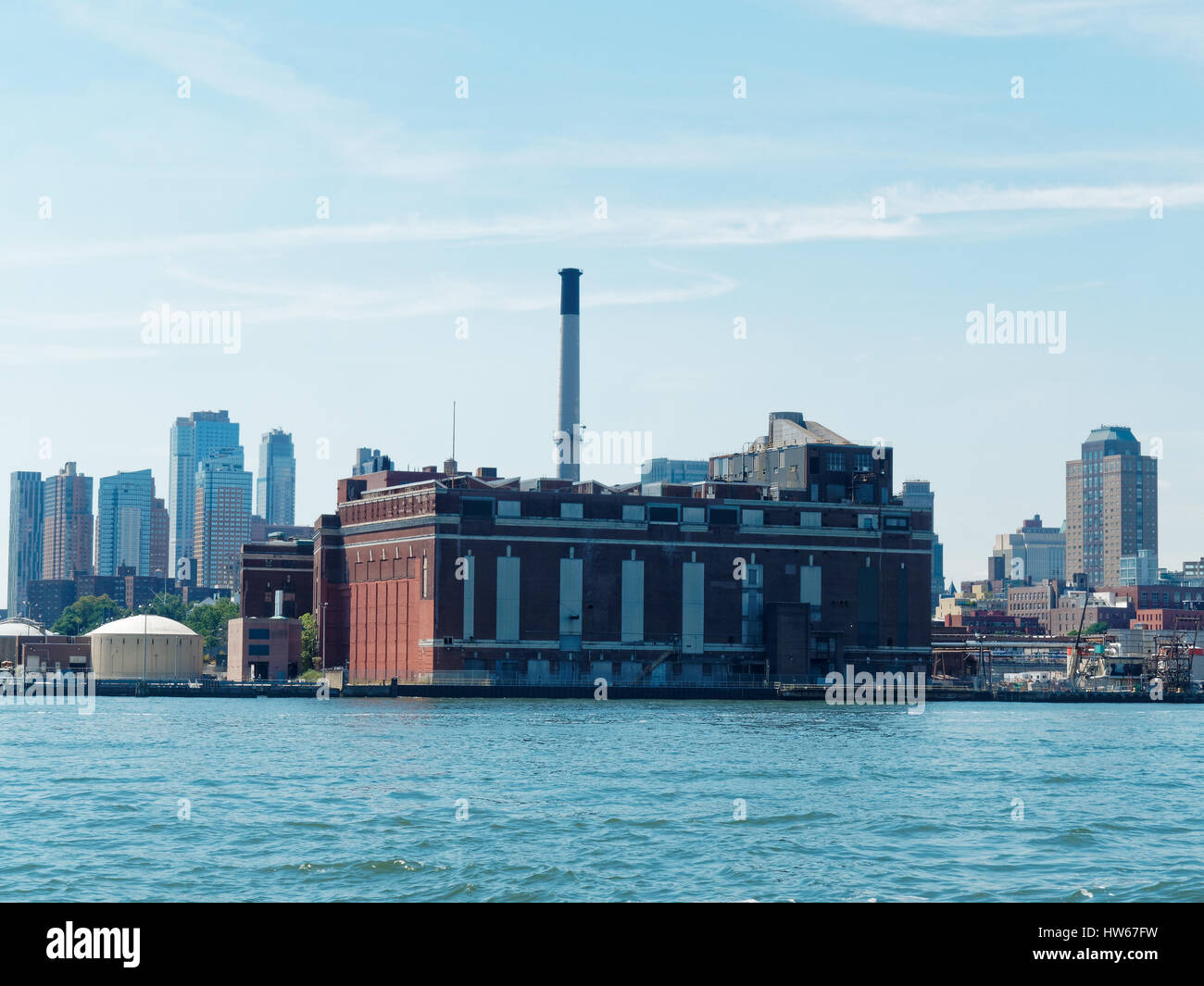 Kraftwerk am Ufer des Hudson River in New York Stockfoto