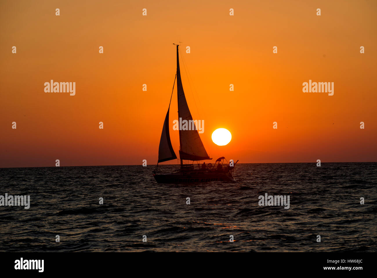 Segelboot Sonnenuntergang über Meer Stockfoto