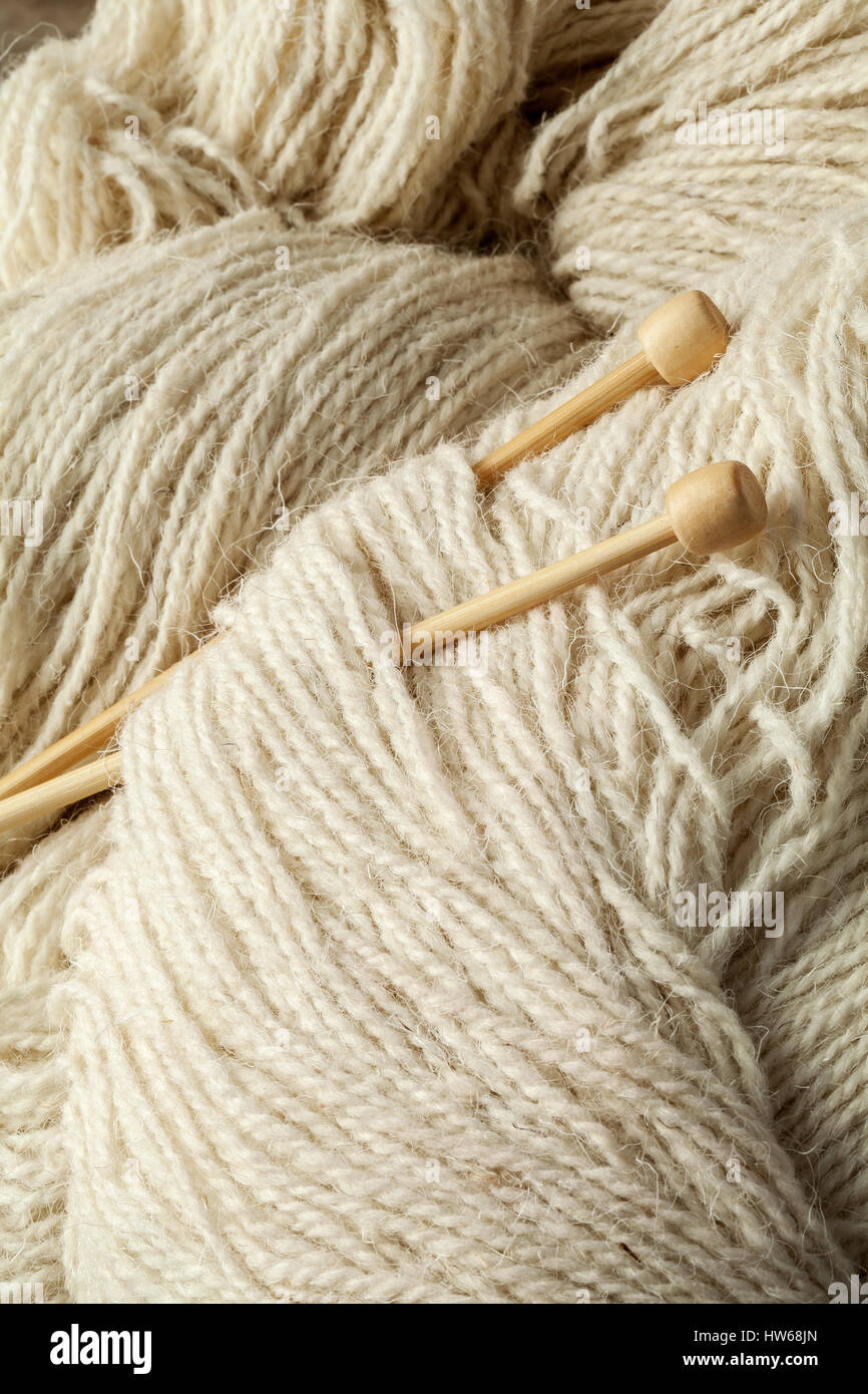 Bild der natürlichen handgefertigte weiße Schafe Wolle mit Nadeln. Stockfoto