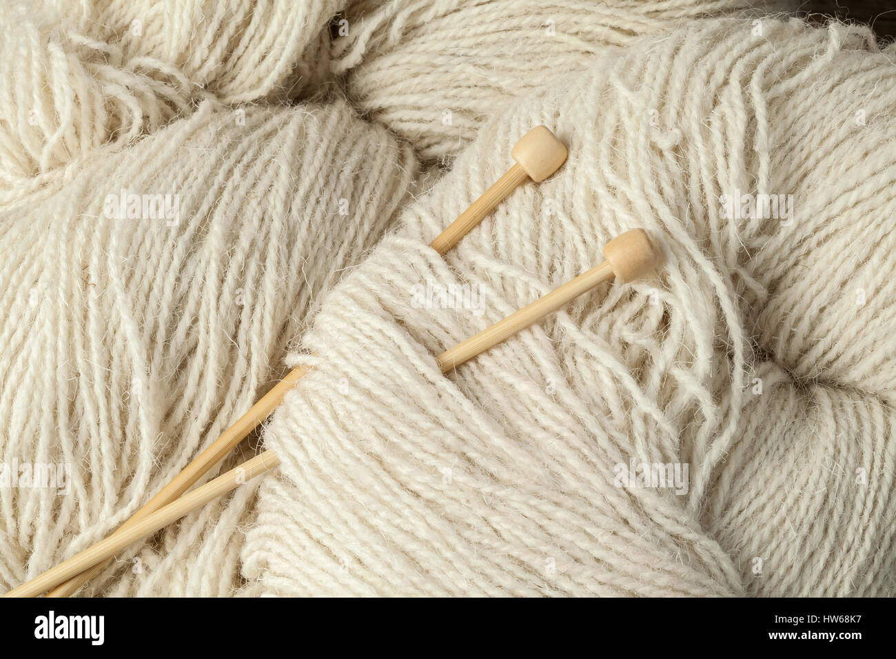 Bild der natürlichen handgefertigte weiße Schafe Wolle mit Nadeln. Stockfoto