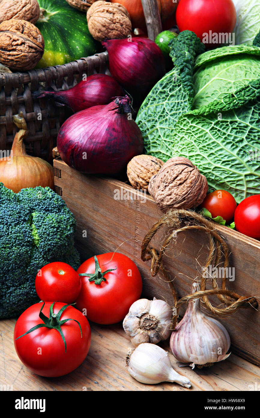 Hofeigene Gemüse - Wirsing, Tomaten, Zwiebeln - aus einem Garten Stockfoto