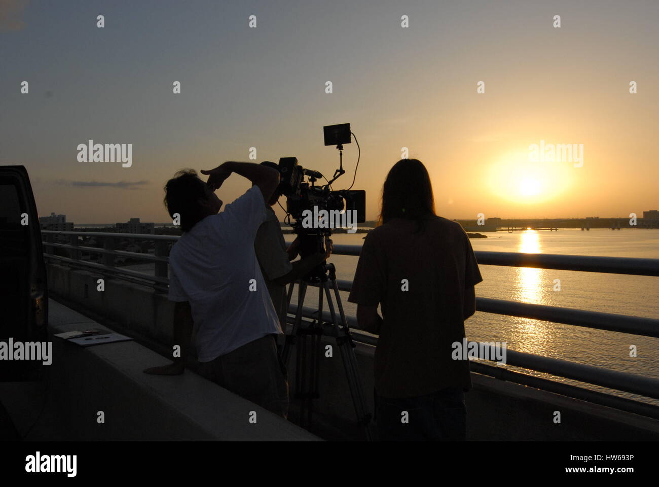 Kamerateam schießen Sonnenuntergang Stockfoto
