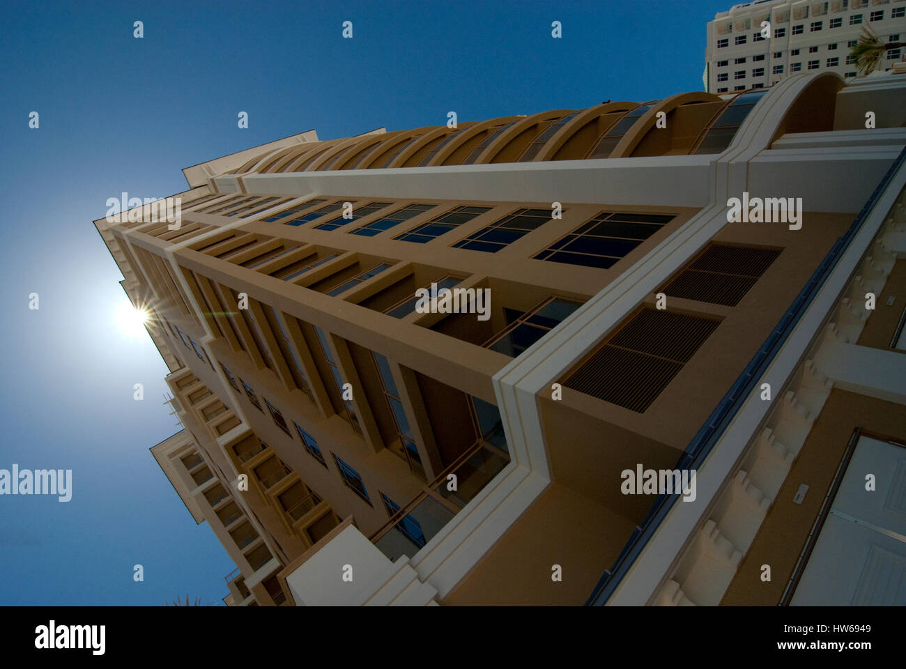 Gebäude mit Sonne im Rücken Stockfoto