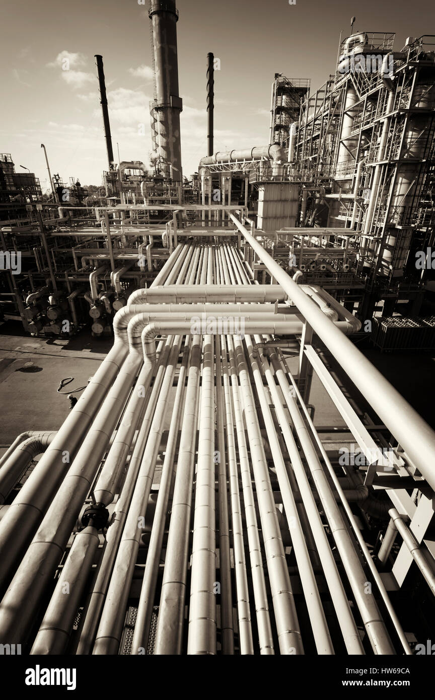 Rohrleitungen auf eine Öl- und Gas-Raffinerie. Stockfoto