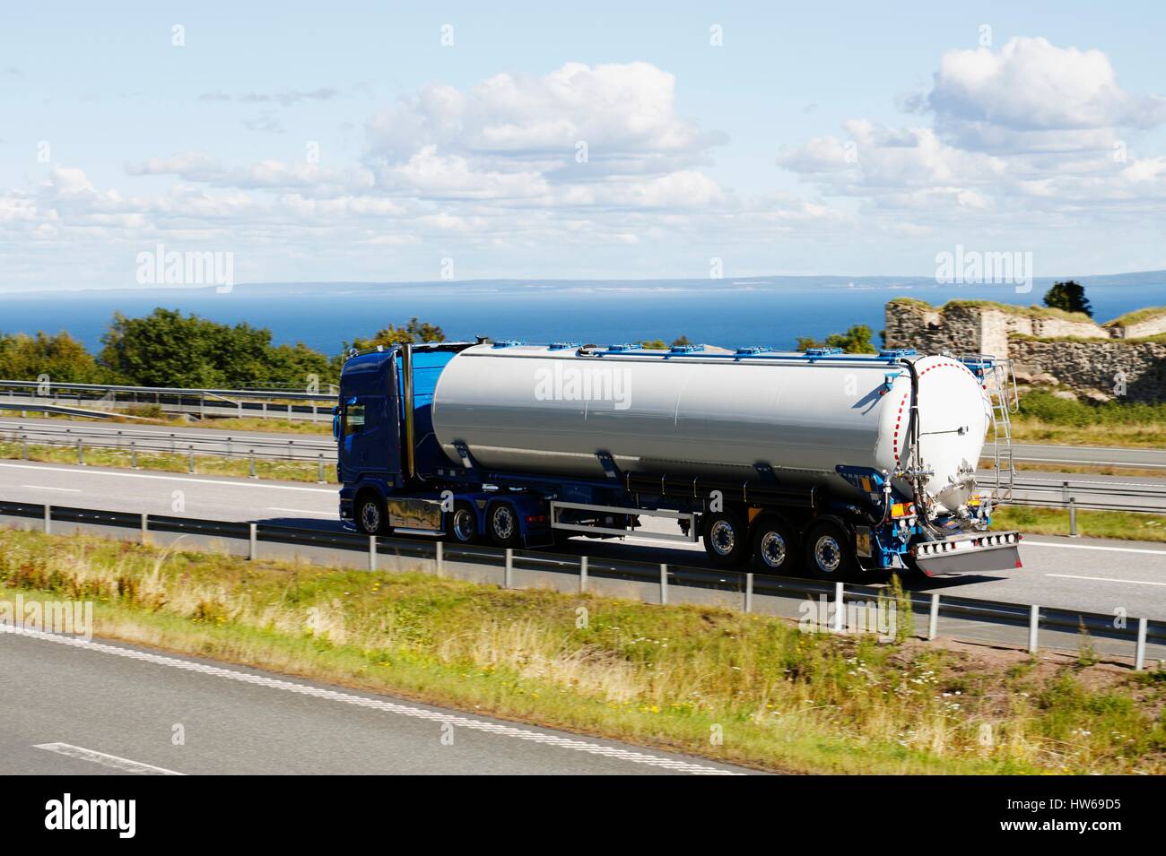 Öl-Tanker auf der Autobahn. Stockfoto