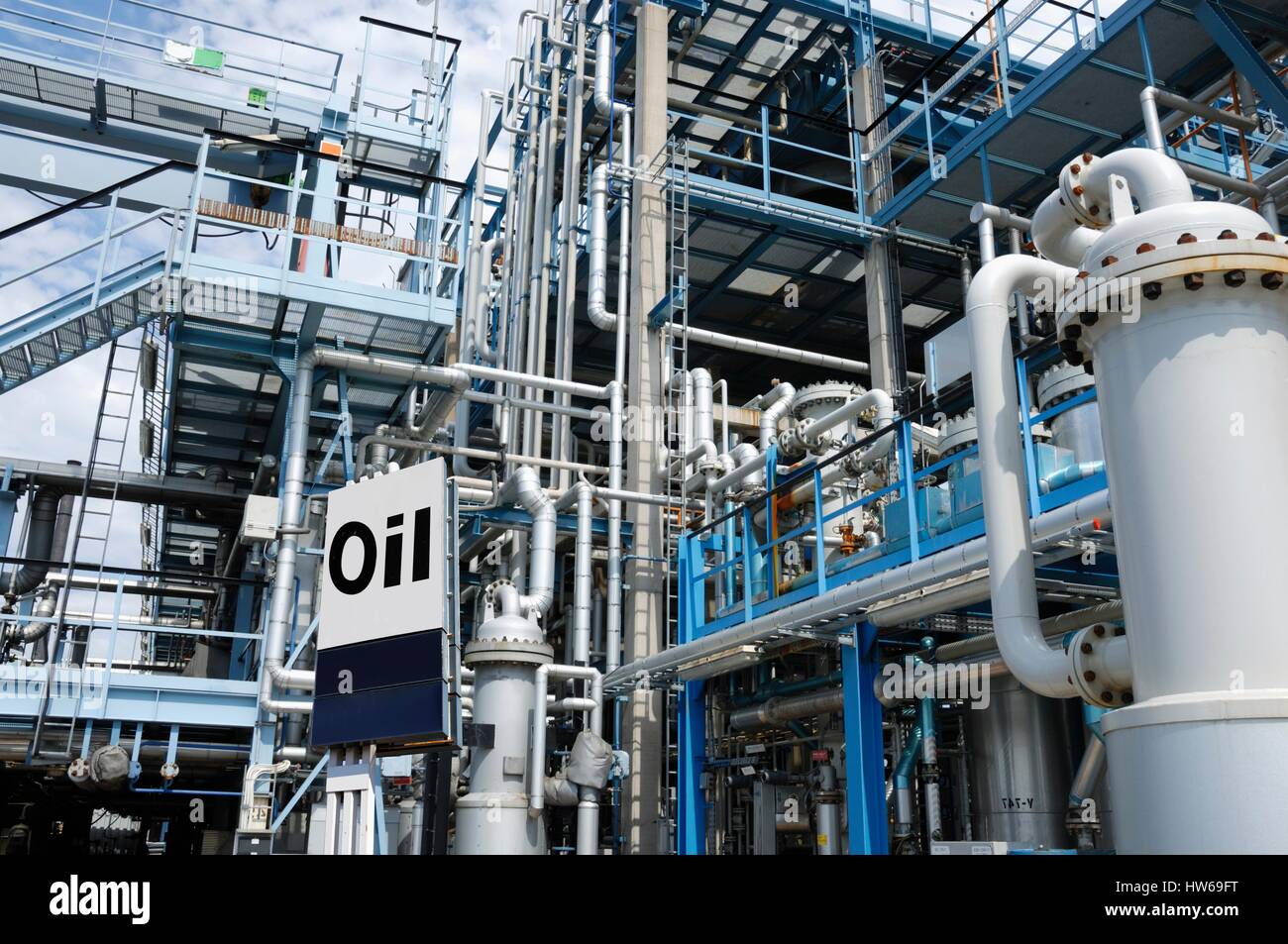 Öl-Raffinerie mit Rohrleitungen und Zeichen. Stockfoto