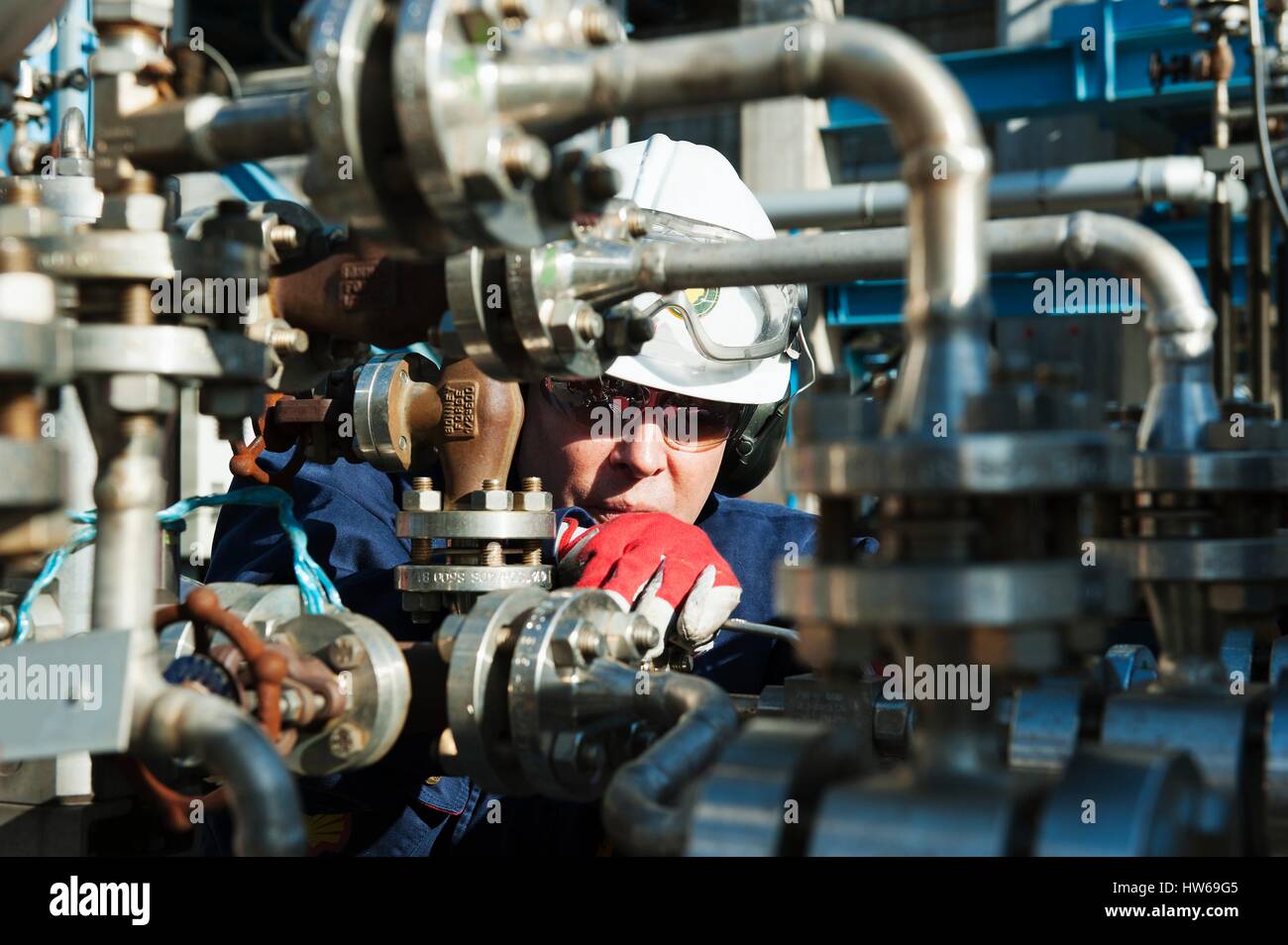 -MODELL VERÖFFENTLICHT. Arbeiter Überprüfung Pumpe auf eine Öl- und Gas-Raffinerie. Stockfoto