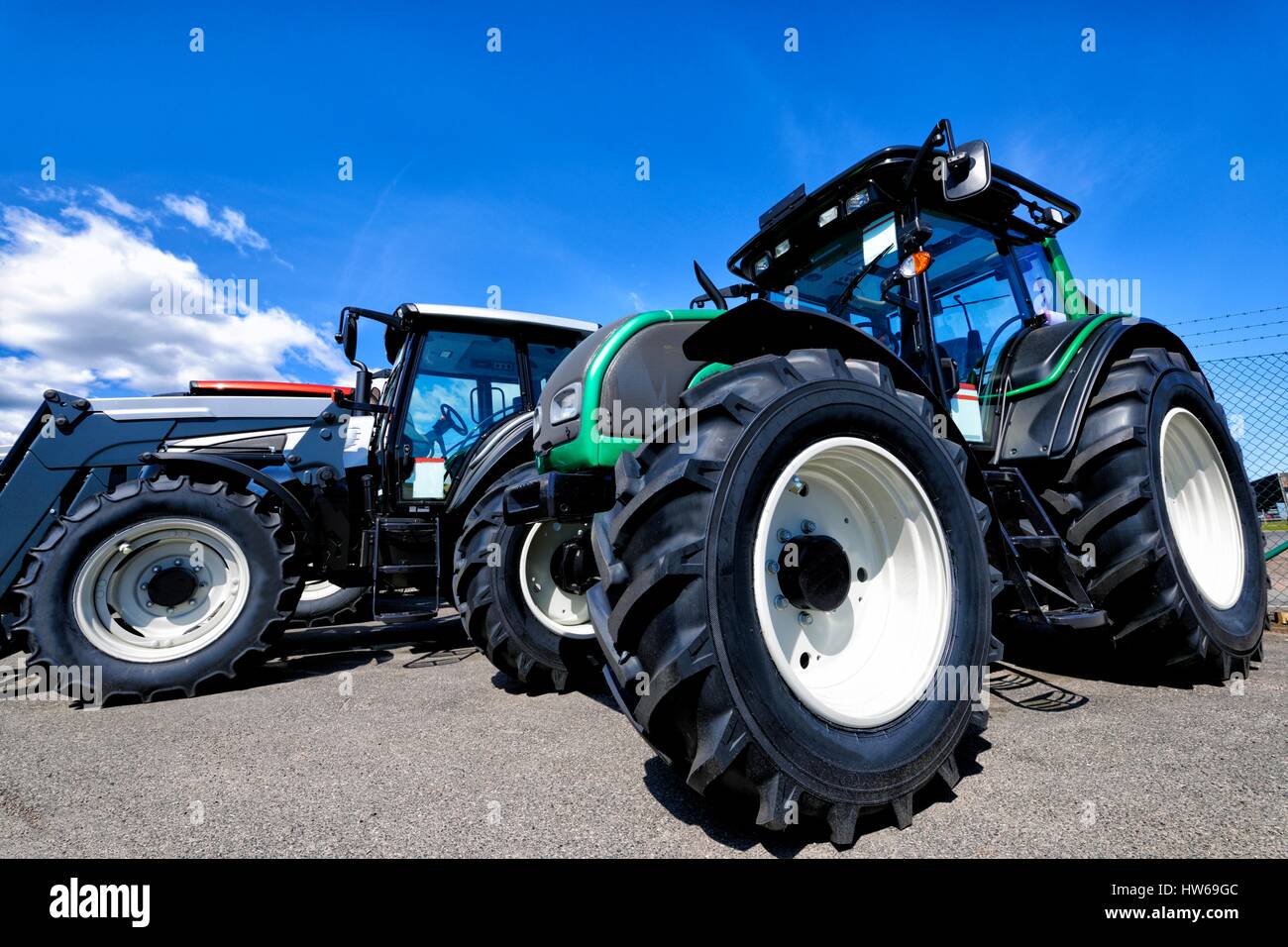 Stationäre Traktor mit großen Reifen. Stockfoto