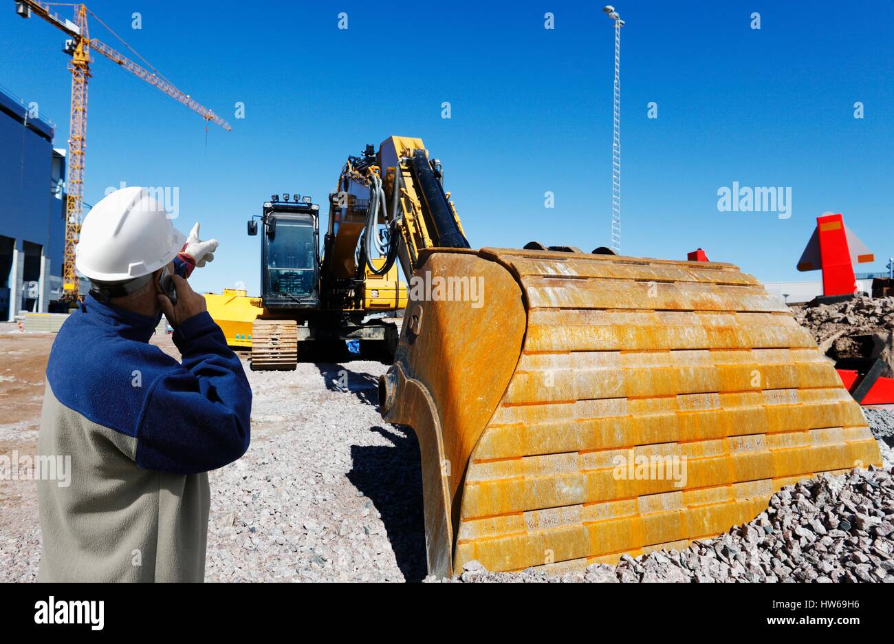 Landvermesser auf Baustelle mit Bulldozer. Stockfoto